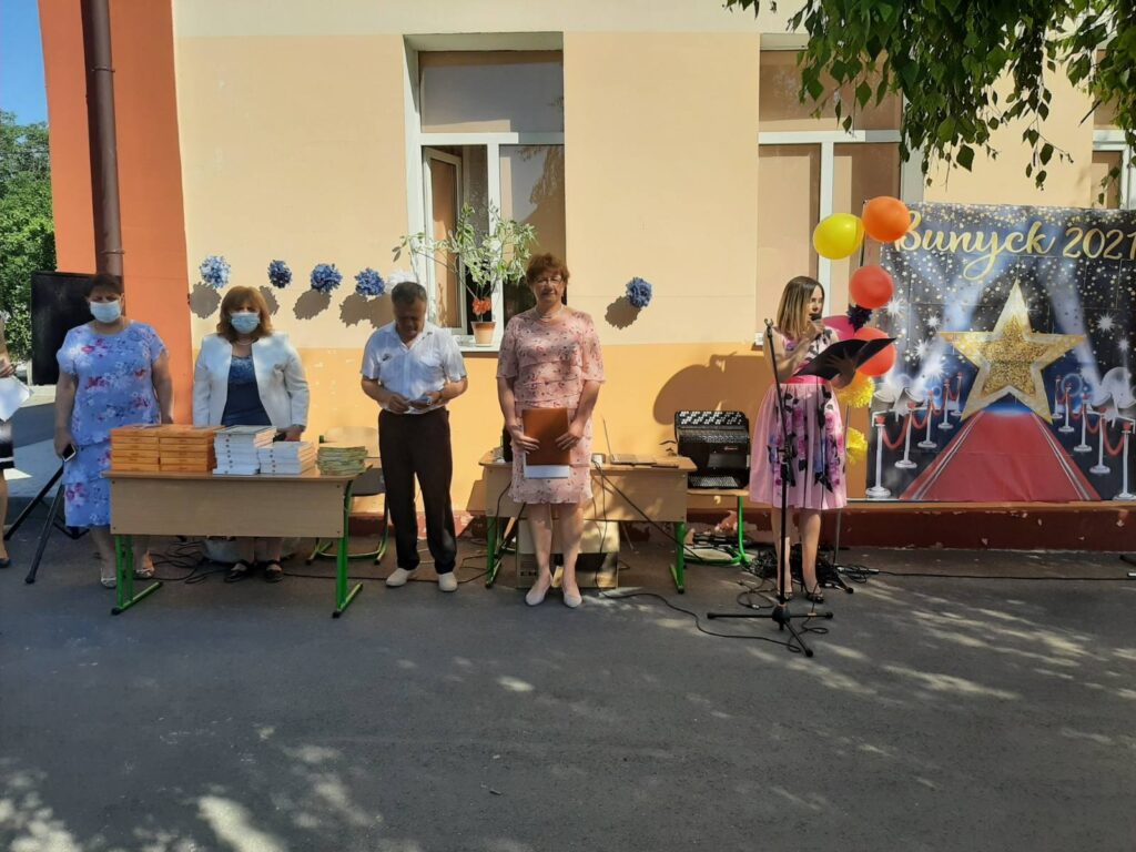 ВІТАЄМО ЗІ СВЯТОМ ОСТАННЬОГО ДЗВОНИКА ВІТАЄМО ЗІ СВЯТОМ ОСТАННЬОГО ДЗВОНИКА