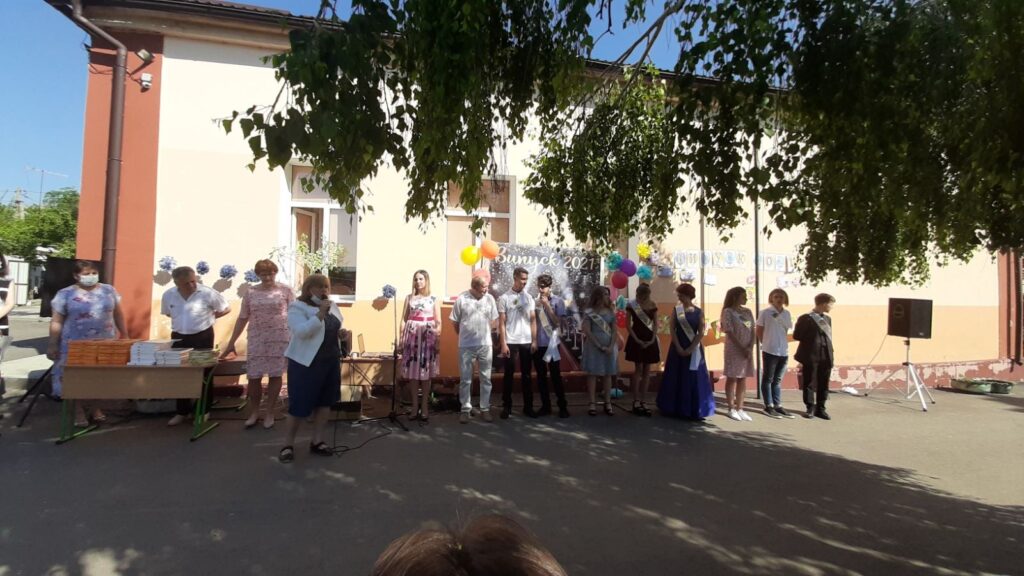 ВІТАЄМО ЗІ СВЯТОМ ОСТАННЬОГО ДЗВОНИКА ВІТАЄМО ЗІ СВЯТОМ ОСТАННЬОГО ДЗВОНИКА