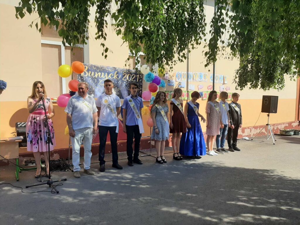ВІТАЄМО ЗІ СВЯТОМ ОСТАННЬОГО ДЗВОНИКА ВІТАЄМО ЗІ СВЯТОМ ОСТАННЬОГО ДЗВОНИКА