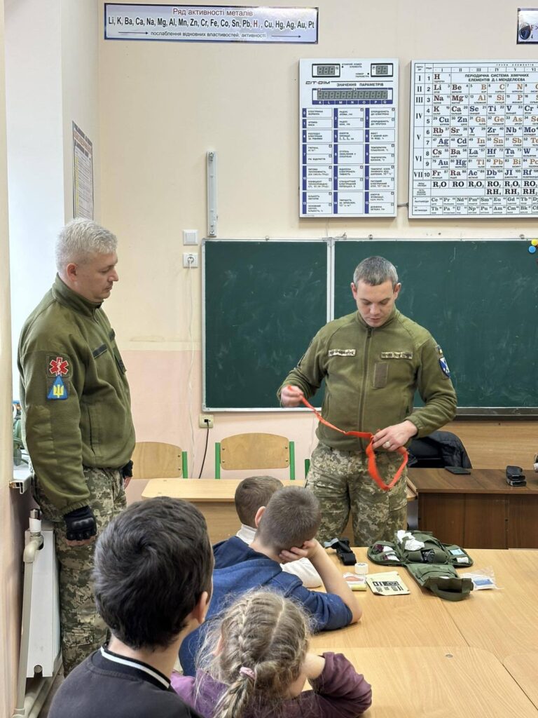 Зустріч учнів з військовослужбовцями